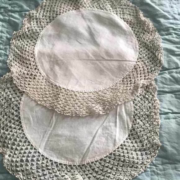 4 Doily/serving liners - Picture 2 of 3